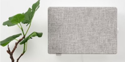 Šedá čistička vzduchu z IKEA vedle rostliny