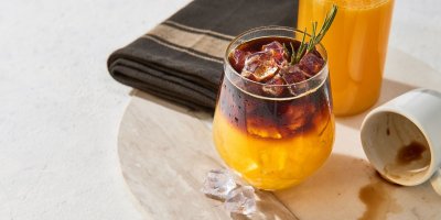 Sklenice džus, prázdný hrnek od kávy a míchaný nápoj s ledem ve sklenici