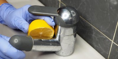 Citron čistí kohoutek v koupelně