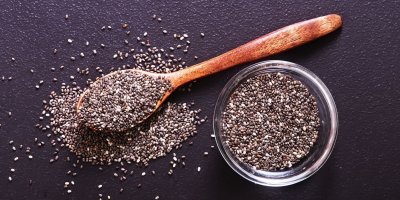 Rozsypaná semínka na lžíci a v misce