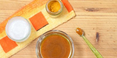 Kurkuma, kokosový olej, kurkumová zubní pasta, kartáček