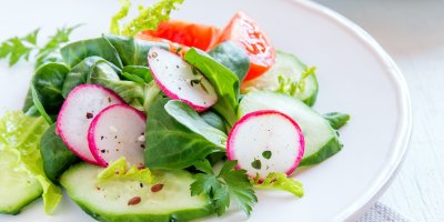 Salát s ředkvičkami, okurkou a rajčaty