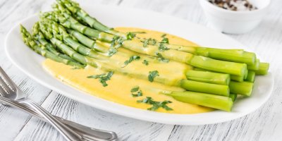 Chřest s holandskou omáčkou na talíři