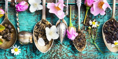 Několik lžic s různými druhy sypaného čaje