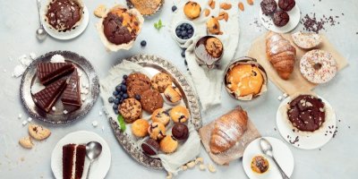 Různé druhy sladkého pečiva a zákusků