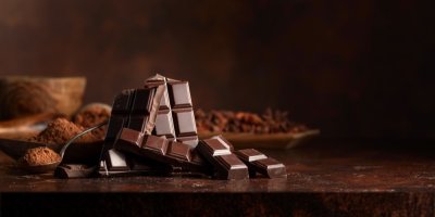 Tabulka hořké čokolády a kakaový prášek