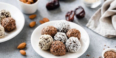 Tři druhy protein balls na talířku