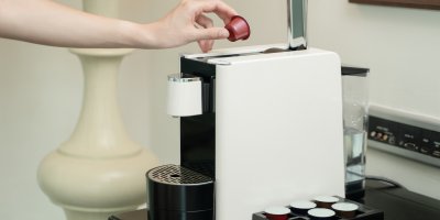 Ruka vkládá kapsli do kávovaru