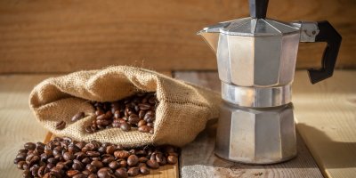 Moka konvička, kávová zrna v pytlíku