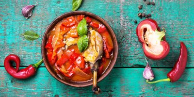 Zelenina v pánvi a kolem pálivé papriky