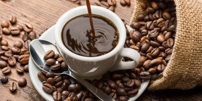 Šálek kávy a kávová zrna