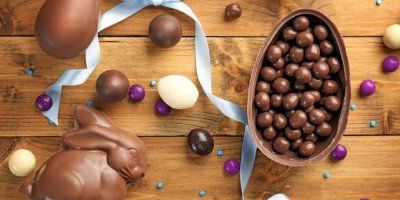 Půlka čokoládového vajíčka naplněné čokoládovými bonbony a čokoládový zajíček