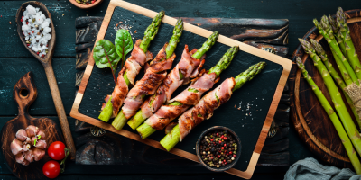 Pečený chřest obalený ve slanině