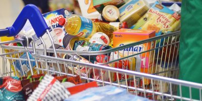 Plný nákupní košík trvanlivých potravin