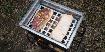 Dva kusy masa v kovové udírně