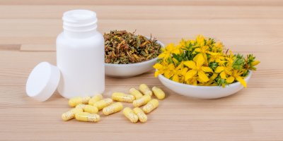 Čerstvé květy třezalky, sušené květy třezalky, doplňky stravy z třezalky