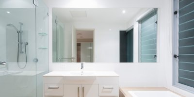 Světlá koupelna s velkým zrcadlem