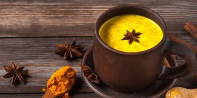 Šálek kurkumového latté