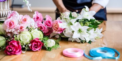 Žena aranžuje umělé květiny