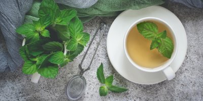 Mátový čaj, čerstvá máta, sítko