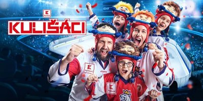 Pět hokejových fanoušků v dresech a čepicích Kulišáků