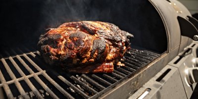 Vepřové maso se připravuje na grilu s udírnou