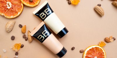 Dva odstíny BB krému, kolem sušené pomeranče, ořechy, kávová zrna