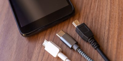 Mobilní telefon a tři odlišné konektory