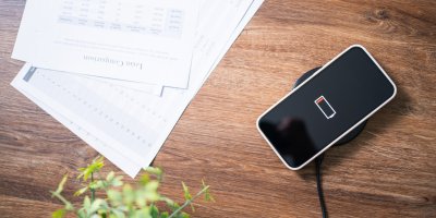 Mobil se nabíjí na bezdrátové nabíječce