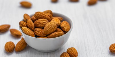 Bílá miska plná mandlí