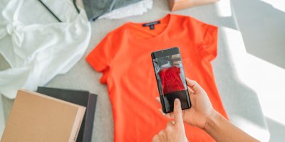 Žena fotí oblečení na bazar