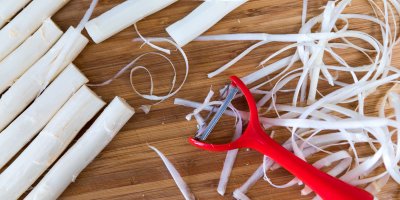 Bílý chřest, slupky z bílého chřestu a škrabka na prkénku