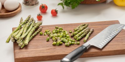 Chřest v celku a chřest nakrájený na kolečka na prkénku