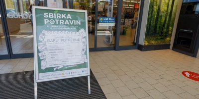 Cedule Sbírky potravin před supermarketem Lidl