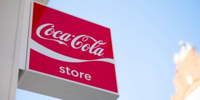 Vývěsní štít s nápisem Coca-Cola store