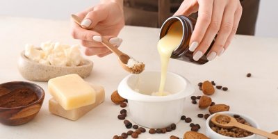 Žena vyrábí přírodní mýdlo na světlém pozadí