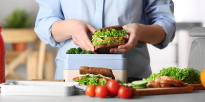 Žena připravuje svačinu do krabičky