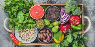 Různé druhy zeleniny, ovoce a luštěnin