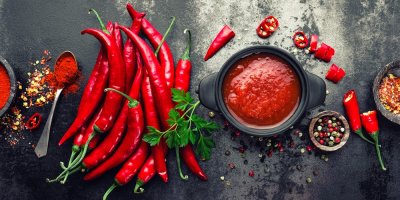 Chilli papričky, koření a omáčka