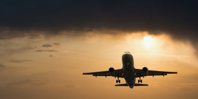 Letadlo vzlétá při východu slunce