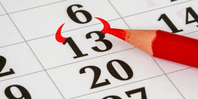 Kalendář, červená pastelka, u čísla 13 jsou přikresleny ďábelské rohy