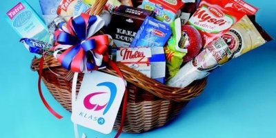 Košík plný potravin oceněných značkou Klasa