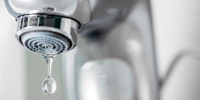 Detail kapajícího kohoutku