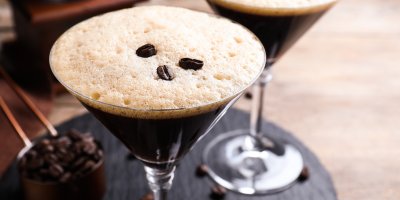 Vysoká sklenice s drinkem Espresso Martini