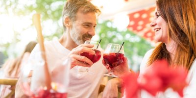 Muž a žena si přiťukávají sangríou