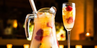 Bílá sangría ve džbánku a ve sklenici na šampaňské