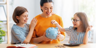 Maminka a dcery spoří do modrého prasátka