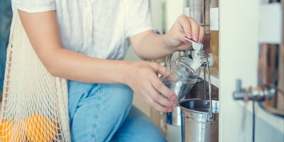 Žena stáčí drogerii do zavařovací sklenice