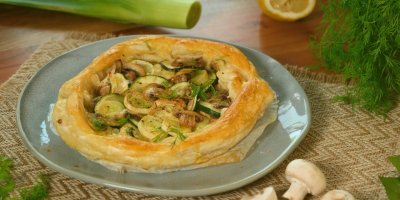 Křehký cuketový koláč s žampiony a smetanovým sýrem