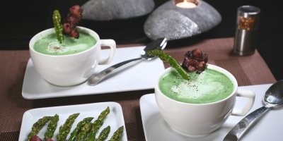 Chřestové „cappuccino“ s křupavou slaninkou a baby špenátem